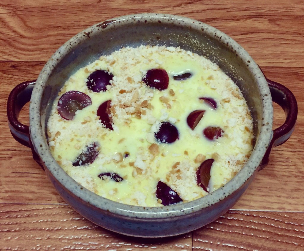 Custard pudding with grapes and Marie&nbsp;biscuit